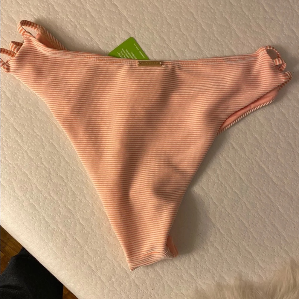 Bikini - Picture 6 of 8